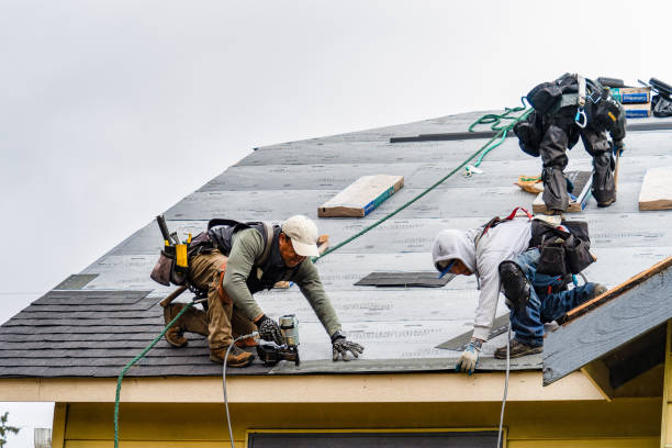Professional Roofing technician working in Altamont, OR